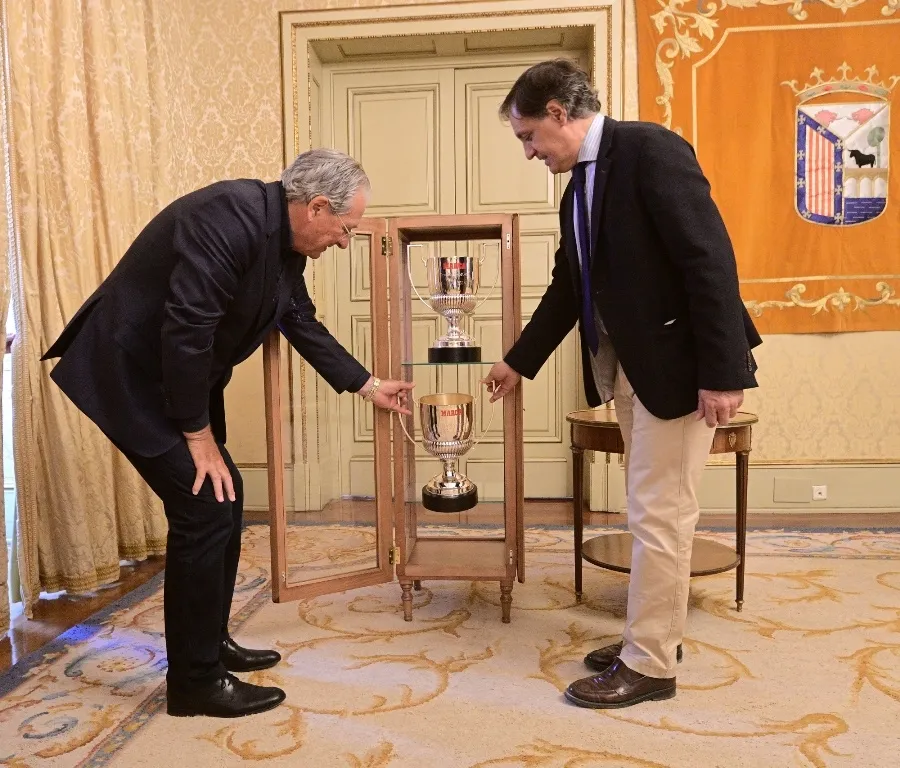 Foto 5 - Los dos trofeos Zamora de D&rsquo;Alessandro ocupan un lugar de honor en el Ayuntamiento