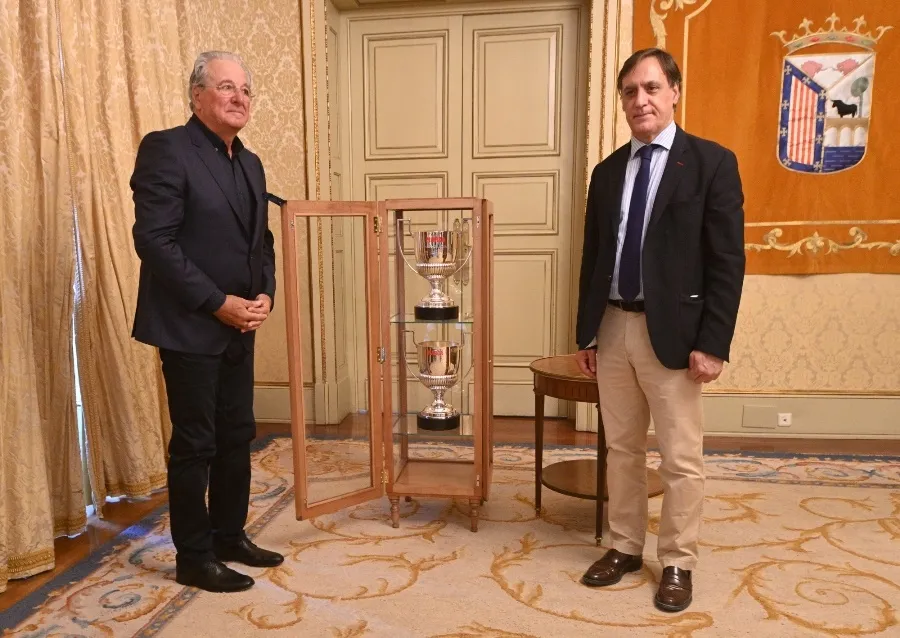 Foto 4 - Los dos trofeos Zamora de D&rsquo;Alessandro ocupan un lugar de honor en el Ayuntamiento