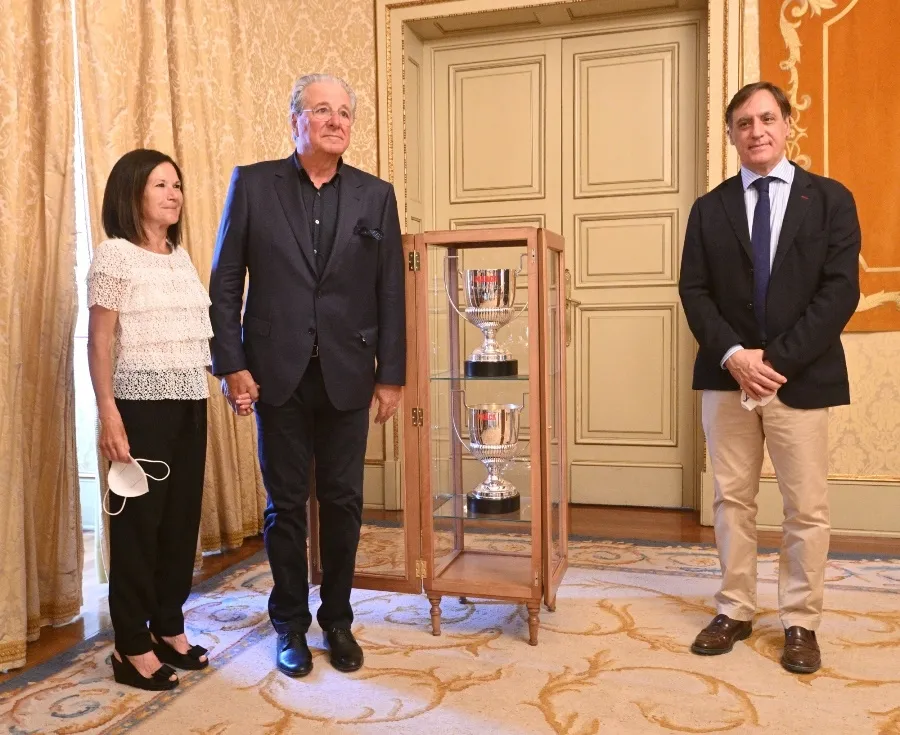 Foto 2 - Los dos trofeos Zamora de D&rsquo;Alessandro ocupan un lugar de honor en el Ayuntamiento
