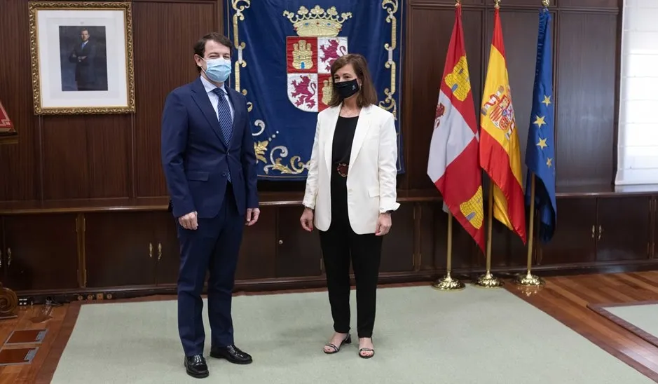 El presidente de la Junta, Alfonso Fernández Mañueco, junto a la presidenta de Empresa Familiar (EFCL), Rocío Hervella. Foto JCyL