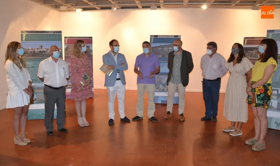 Miembros de la Corporación visitan la muestra de Arquitectura tradicional del Occidente salmantino ...