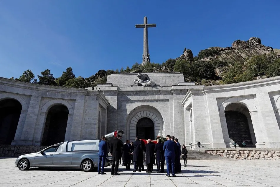 Momento de la exhumación de los restos de Francisco Franco - Europa Press