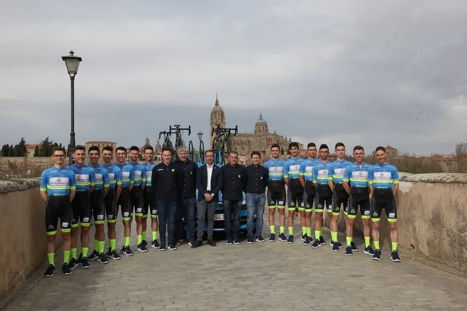 El equipo salmantino en pleno Puente Romano -