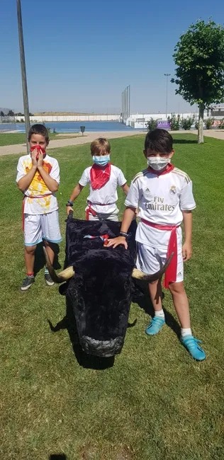 Foto 8 - Un encierro representado para festejar a San Ferm&iacute;n en los Campamentos Urbanos