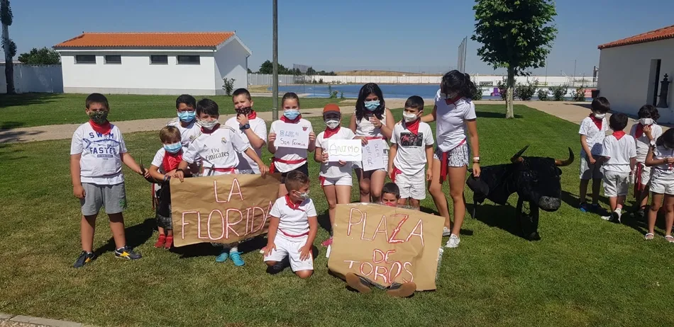 Foto 6 - Un encierro representado para festejar a San Ferm&iacute;n en los Campamentos Urbanos