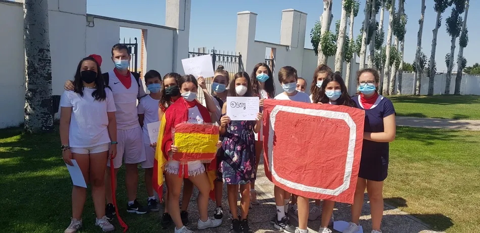 Foto 5 - Un encierro representado para festejar a San Ferm&iacute;n en los Campamentos Urbanos