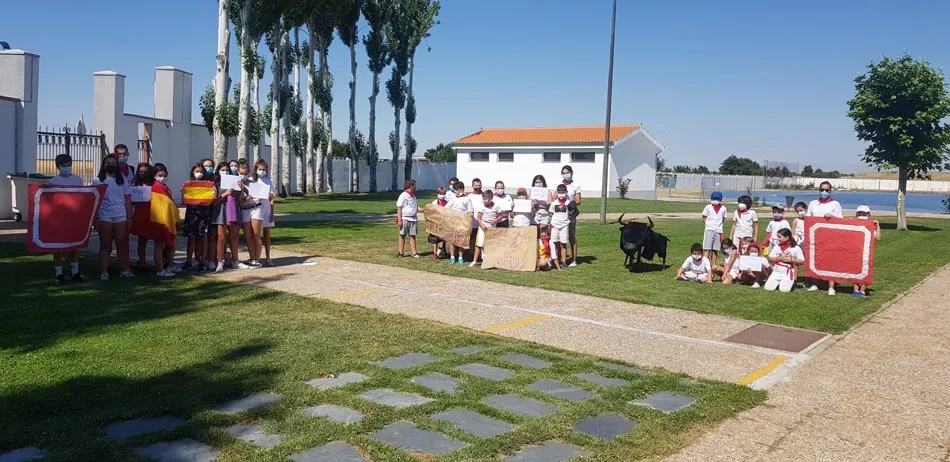 Foto 4 - Un encierro representado para festejar a San Ferm&iacute;n en los Campamentos Urbanos