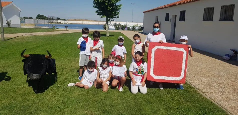Foto 3 - Un encierro representado para festejar a San Ferm&iacute;n en los Campamentos Urbanos