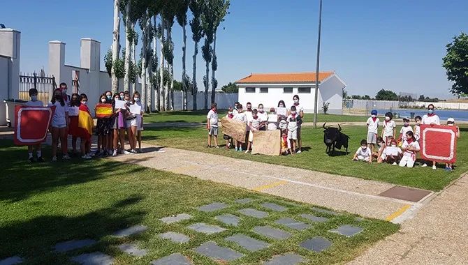 Los Campamentos Urbanos vivian su tradicional festividad de San Fermín en las piscinas municipales