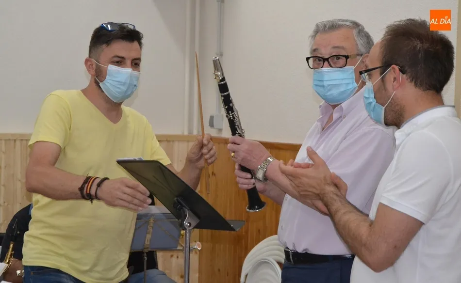 Foto 4 - Jos&eacute; M&ordf; Send&iacute;n coge la batuta del hist&oacute;rico Manolo P&eacute;rez de Burgos al frente de la Banda de...