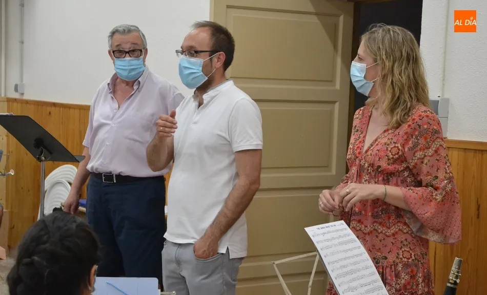 Foto 6 - Jos&eacute; M&ordf; Send&iacute;n coge la batuta del hist&oacute;rico Manolo P&eacute;rez de Burgos al frente de la Banda de...