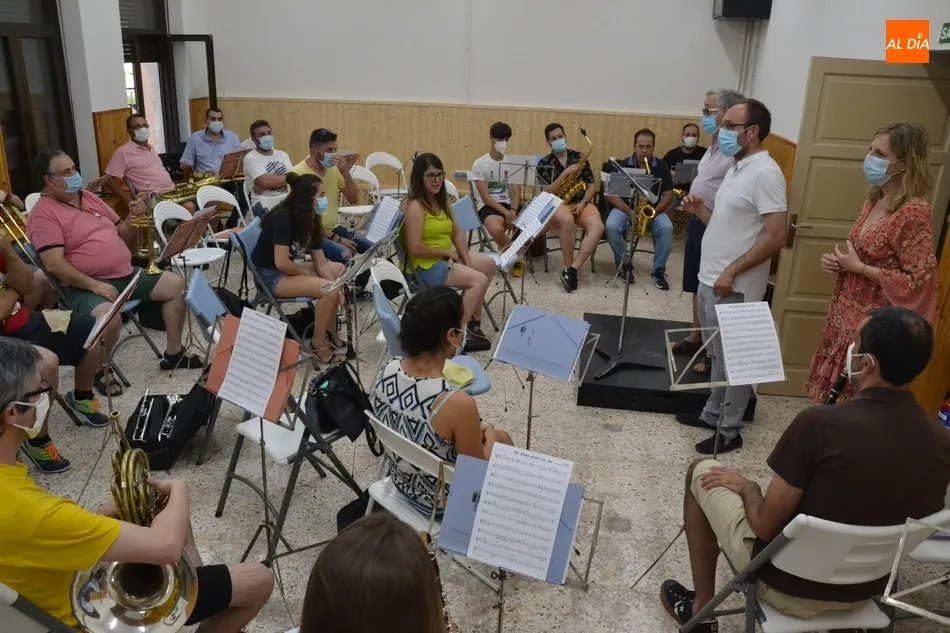 Foto 7 - Jos&eacute; M&ordf; Send&iacute;n coge la batuta del hist&oacute;rico Manolo P&eacute;rez de Burgos al frente de la Banda de...
