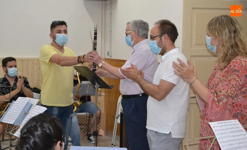 Foto 5 - Jos&eacute; M&ordf; Send&iacute;n coge la batuta del hist&oacute;rico Manolo P&eacute;rez de Burgos al frente de la Banda de...