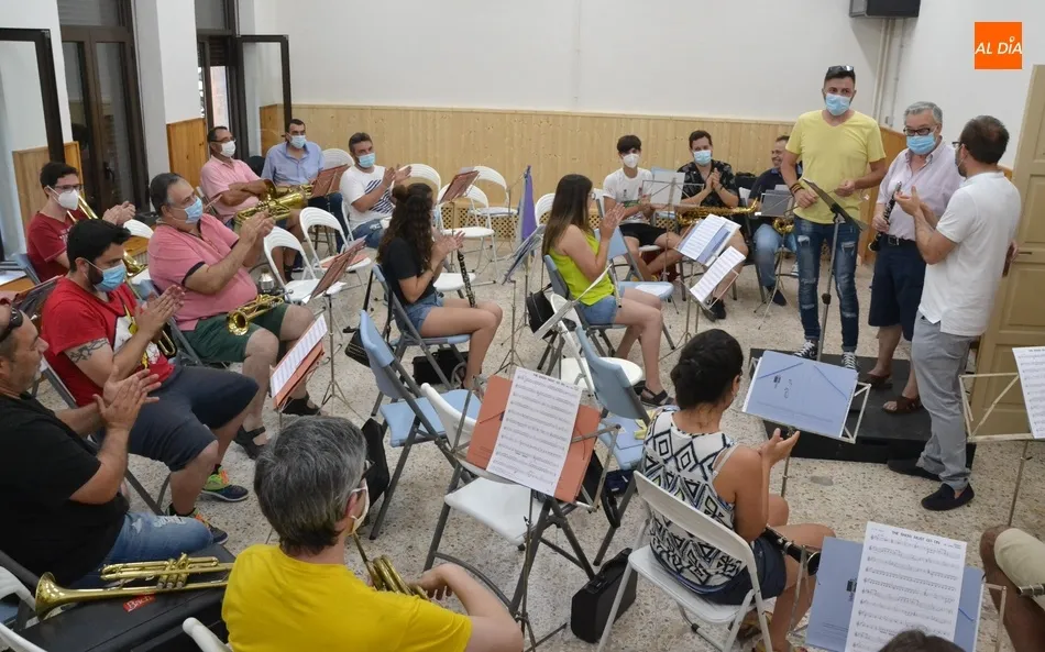 Foto 8 - Jos&eacute; M&ordf; Send&iacute;n coge la batuta del hist&oacute;rico Manolo P&eacute;rez de Burgos al frente de la Banda de...