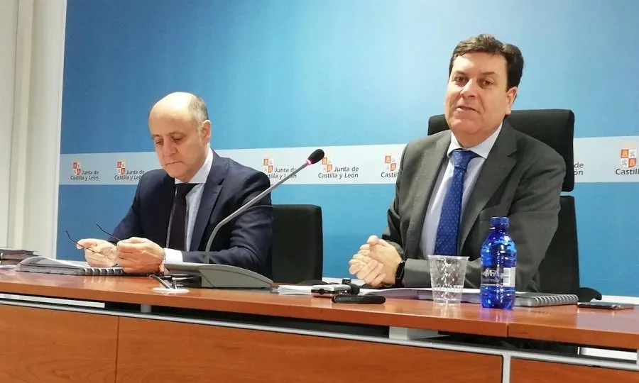 El consejero de Economía y Hacienda, Carlos Fernández Carriedo, a la derecha. Foto EP