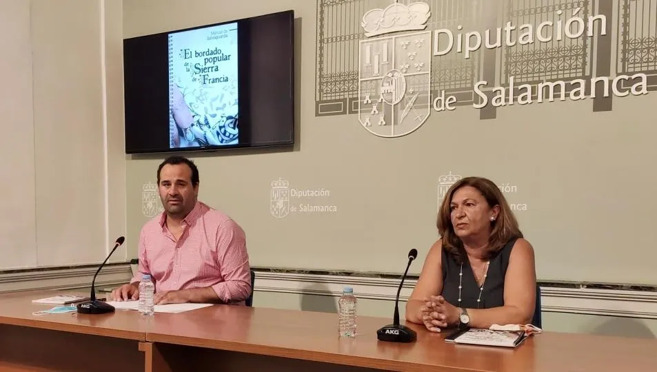 El diputado David Mingo y la coautora del manual María Valdivielso en la presentación de la publicación. Foto EP