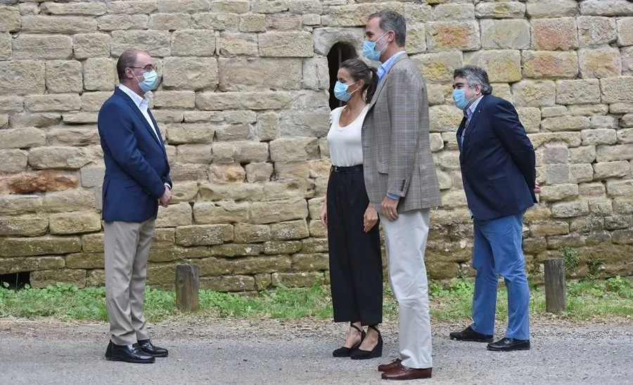 Foto 4 - La Reina Letizia deja un lado el color y elige su look m&aacute;s sobrio para su visita a Arag&oacute;n