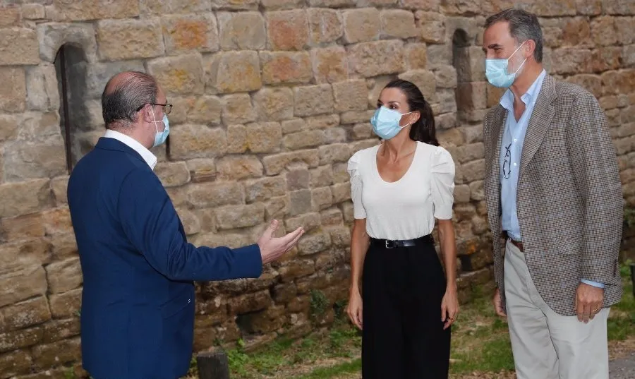 Los Reyes Don Felipe VI y Doña Letizia, durante su visita al Monasterio Viejo de San Juan de la Peña en Huesca 