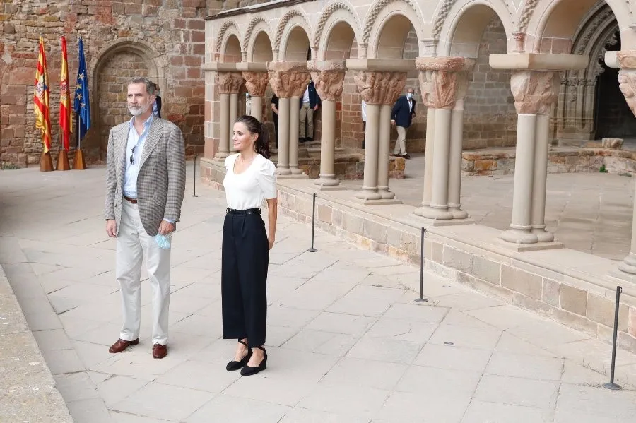 Foto 3 - La Reina Letizia deja un lado el color y elige su look m&aacute;s sobrio para su visita a Arag&oacute;n