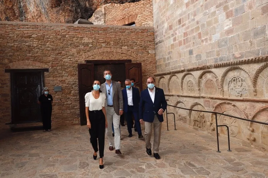 Foto 2 - La Reina Letizia deja un lado el color y elige su look m&aacute;s sobrio para su visita a Arag&oacute;n