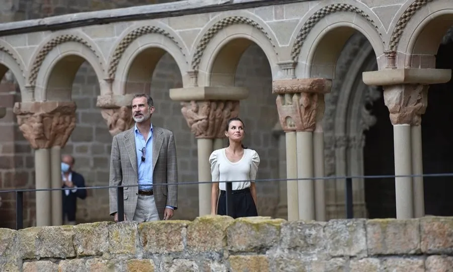 Foto 5 - La Reina Letizia deja un lado el color y elige su look m&aacute;s sobrio para su visita a Arag&oacute;n