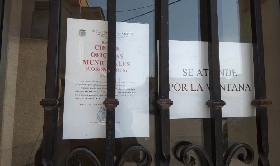 Foto 2 - El alcalde de Arapiles niega el acceso de los vecinos al edificio del Ayuntamiento