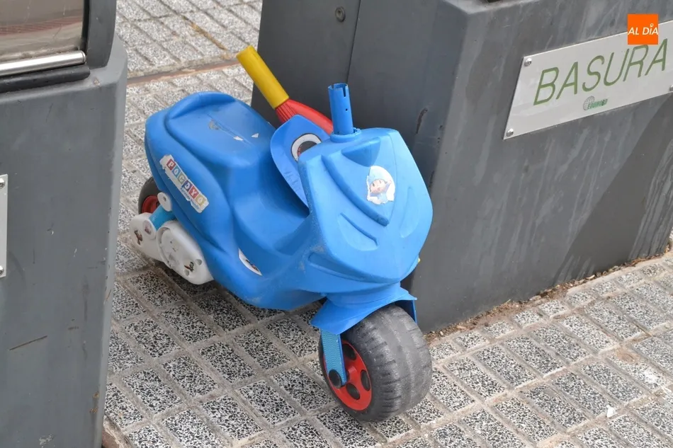 El alcalde recuerda en un Bando la prohibición de depositar enseres en los contenedores  