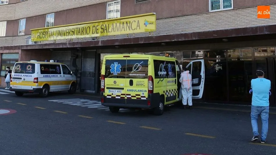 Ambulancia y sanitarios a la puerta del Clínico de Salamanca. Foto de archivo