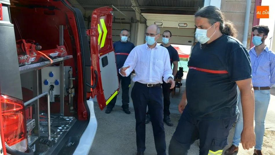 Foto 7 - La Diputaci&oacute;n entrega un veh&iacute;culo de intervenci&oacute;n r&aacute;pida al parque de bomberos de Lumbrales