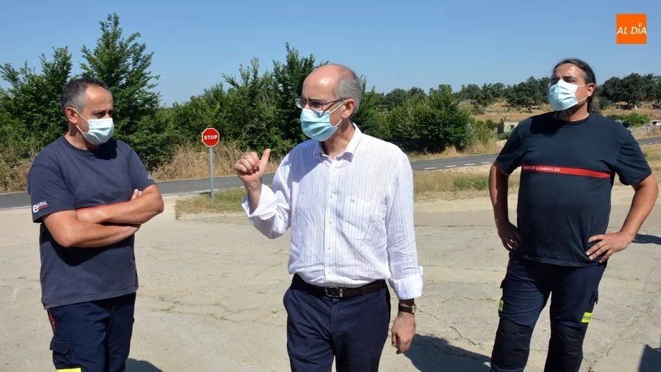 Foto 3 - La Diputaci&oacute;n entrega un veh&iacute;culo de intervenci&oacute;n r&aacute;pida al parque de bomberos de Lumbrales