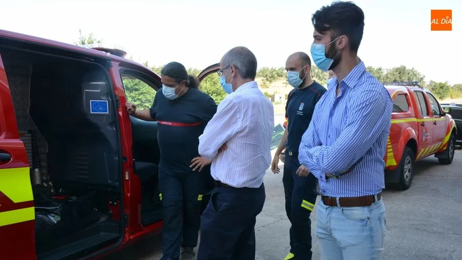 Foto 5 - La Diputaci&oacute;n entrega un veh&iacute;culo de intervenci&oacute;n r&aacute;pida al parque de bomberos de Lumbrales
