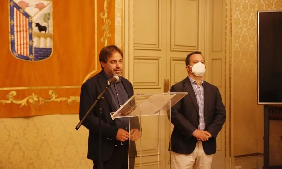 El concejal de Turismo del Ayuntamiento de Salamanca, Fernando Castaño, junto al diputado de Turismo de la Diputación Provincial de Salamanca, Javier García Hidalgo, en el Ayuntamiento