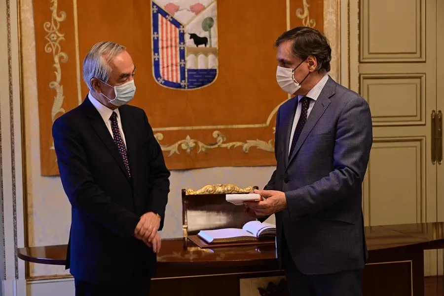 El alcalde de Salamanca, Carlos García Carbayo, junto al embajador de Japón en España, Kenji Hiramatsu, en el Ayuntamiento