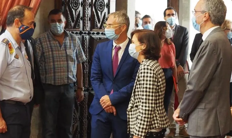 El rector de la USAL, Ricardo Rivero, en el centro, junto a la vicepresidenta primera del Gobierno, Carmen Calvo, en el Paraninfo