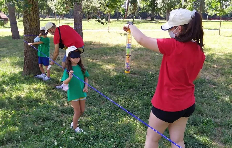 Foto 4 - Un recorrido ciego de sensaciones, actividad de Outdoors Kids en su sesi&oacute;n en la Alameda  