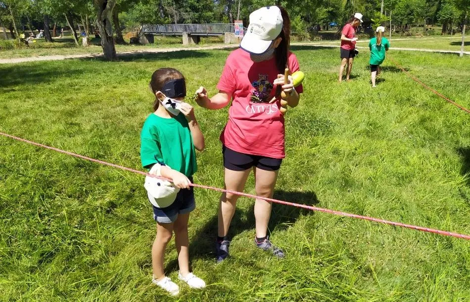 Un recorrido ciego de sensaciones, actividad de Outdoors Kids en su sesión en la Alameda  