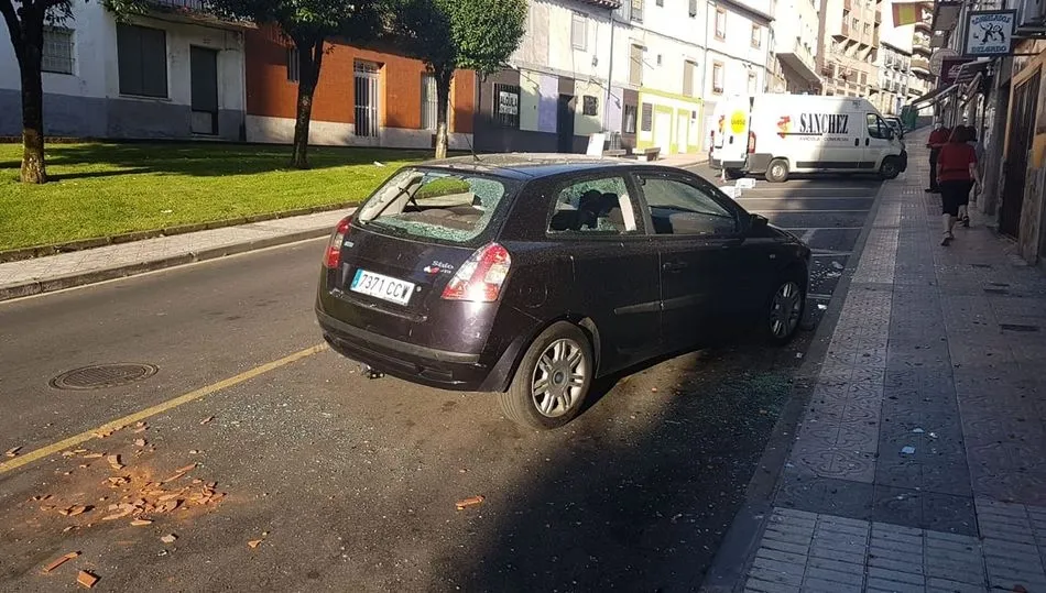 Estado en el que se encontraba esta mañana la calle Libertad tras el tiroteo de ayer noche