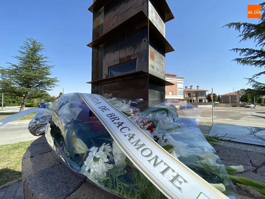 Foto 3 - Flores y silencio en recuerdo de las v&iacute;ctimas en el 81 aniversario de la explosi&oacute;n del Polvor&iacute;n