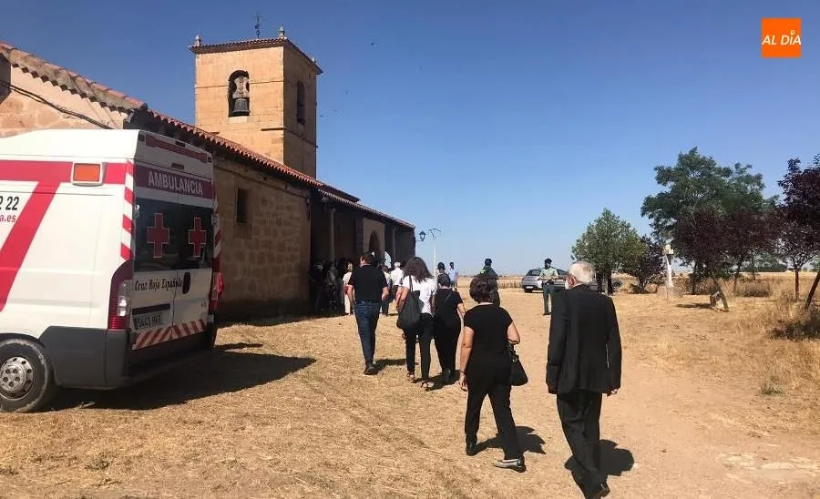 Foto 3 - Emotivo y multitudinario funeral de las tres mujeres atropelladas en Pedrosillo el Ralo