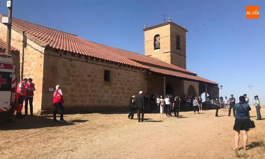Foto 2 - Emotivo y multitudinario funeral de las tres mujeres atropelladas en Pedrosillo el Ralo