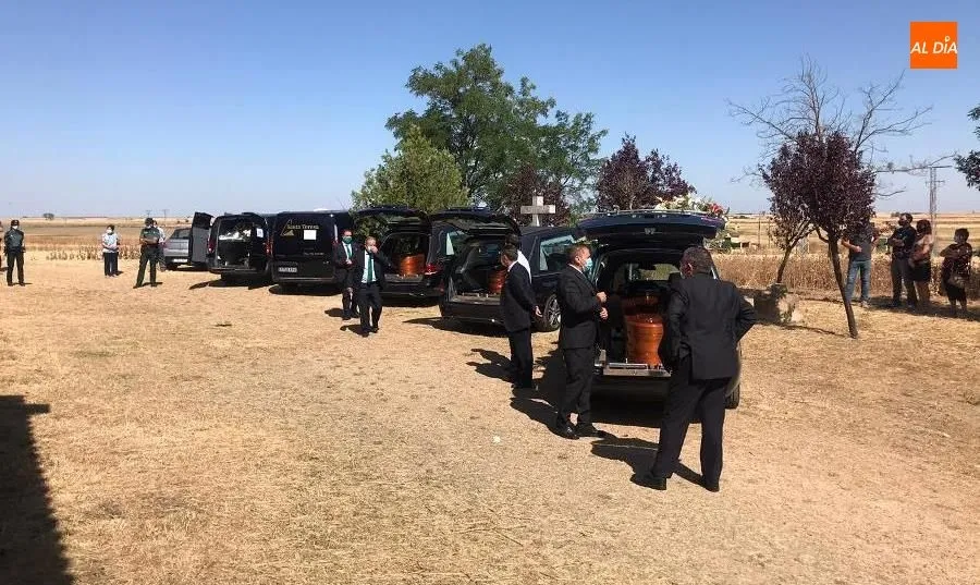 Foto 4 - Emotivo y multitudinario funeral de las tres mujeres atropelladas en Pedrosillo el Ralo
