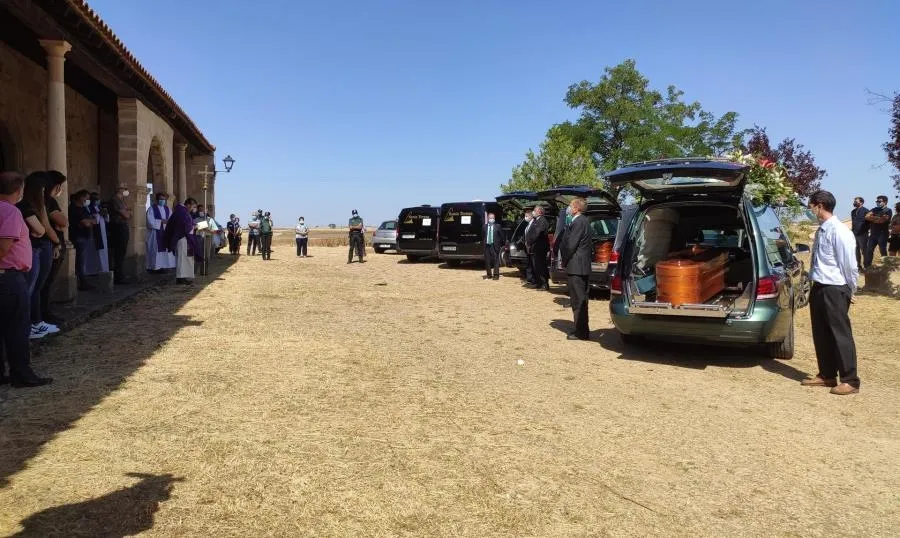 Foto 6 - Emotivo y multitudinario funeral de las tres mujeres atropelladas en Pedrosillo el Ralo