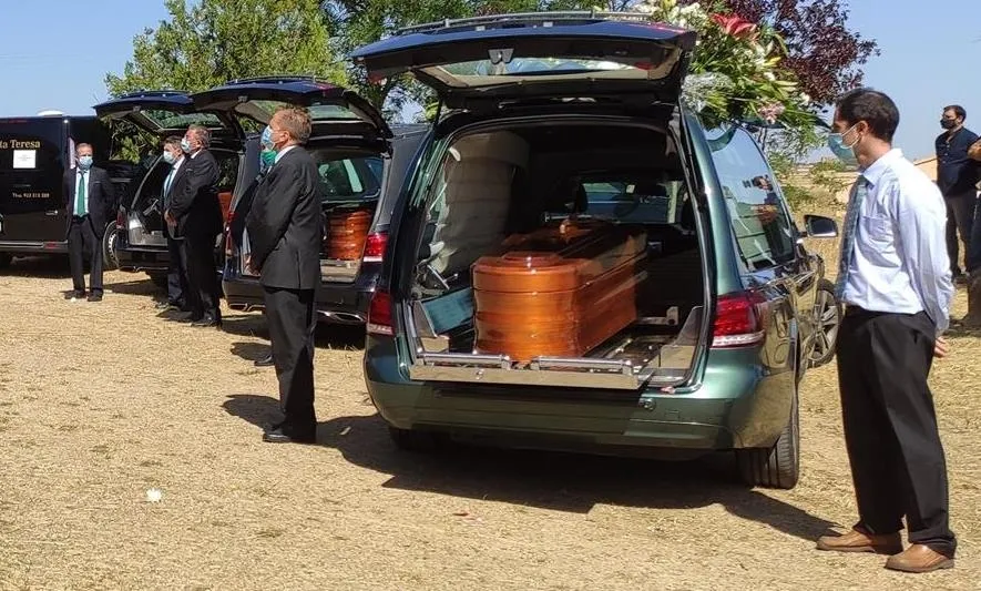 Foto 5 - Emotivo y multitudinario funeral de las tres mujeres atropelladas en Pedrosillo el Ralo