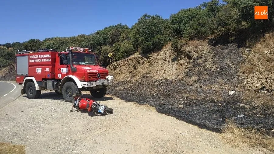 Foto 2 - Susto en Guijuelo por el incendio de una zona de pastos, tras el accidente de una moto