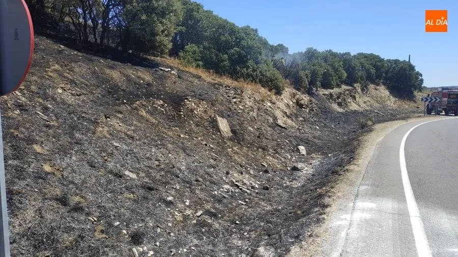 Foto 3 - Susto en Guijuelo por el incendio de una zona de pastos, tras el accidente de una moto
