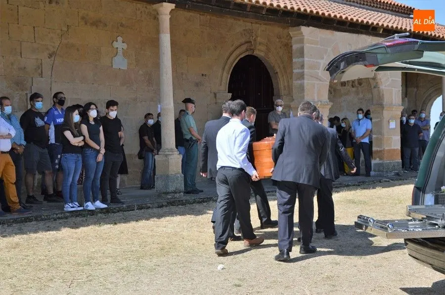 Llegada de los féretros a la iglesia de Pedrosillo el Ralo