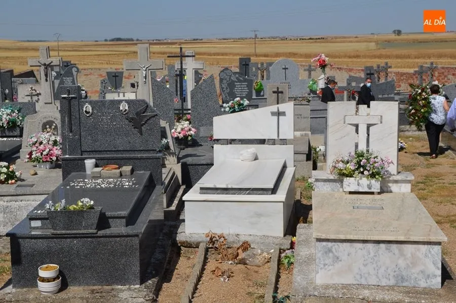 Foto 8 - Emotivo y multitudinario funeral de las tres mujeres atropelladas en Pedrosillo el Ralo
