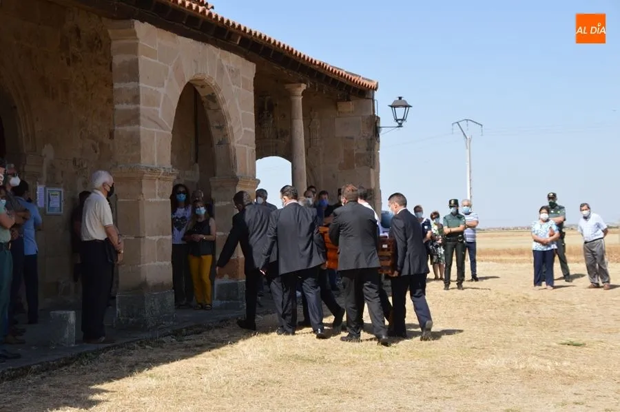 Foto 7 - Emotivo y multitudinario funeral de las tres mujeres atropelladas en Pedrosillo el Ralo