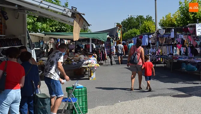 mercado semanal ubicado en la calle Medina y la Ronda San Lázaro