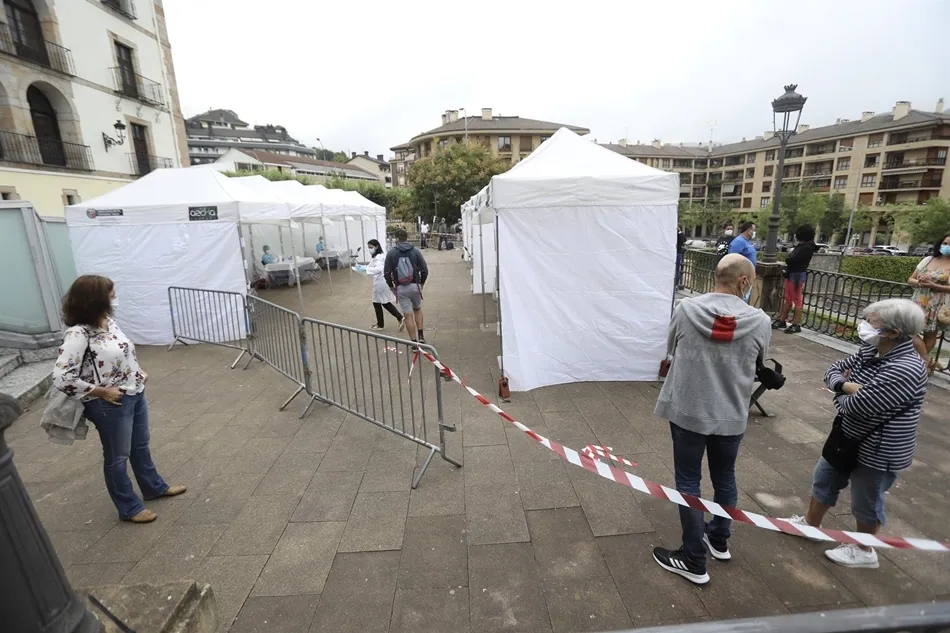 Vecinos de Ordizia hacen cola para realizarse un test de coronavirus en las carpas instaladas. Foto: EP